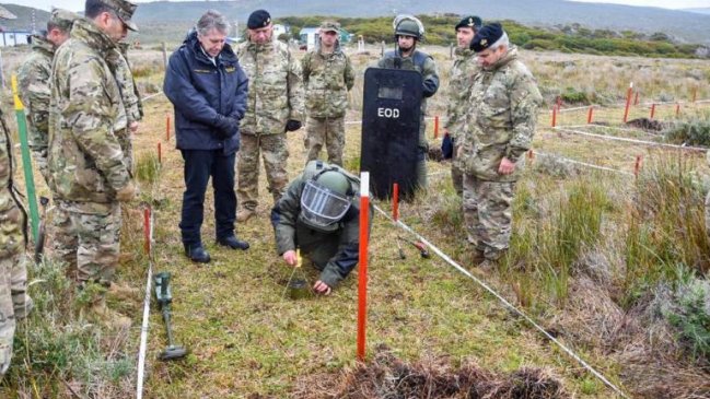 Ministro de Defensa inspeccionó desminado en Magallanes