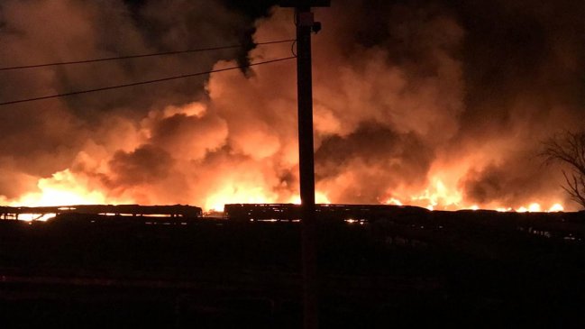 Bomberos trabaja en rebrote de fuego en acopio de neumáticos de Talcahuano