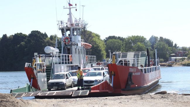 Valdivia: Más de 45 mil vehículos utilizaron barcaza Torobayo - Las Mulatas durante el verano