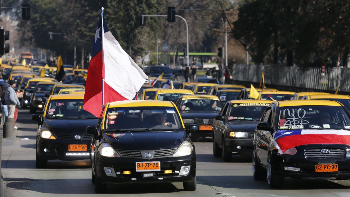Un centenar de taxistas se manifestó en Santiago por 