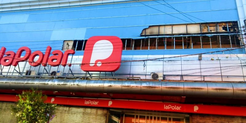 Carabineros investiga incendio que destruyó local de La Polar en Osorno