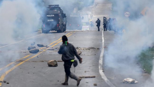 Un policía muerto y siete heridos en enfrentamientos durante protesta indígena en Colombia