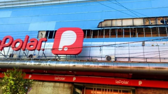 Carabineros investiga incendio que destruyó local de La Polar en Osorno