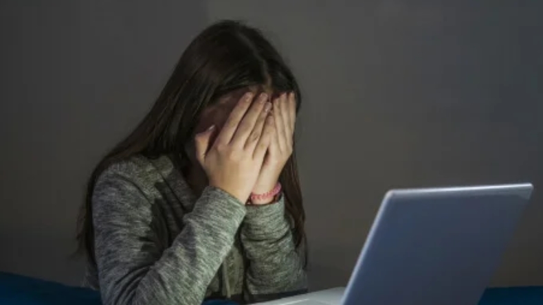 Niña le gritó a su acosador virtual en la calle y logró que lo detuvieran