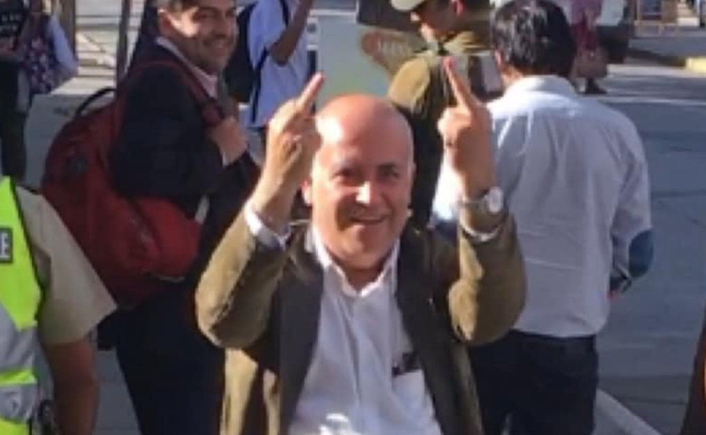 Diputado del FA denunció a Contraloría a alcalde que les paró el dedo a manifestantes