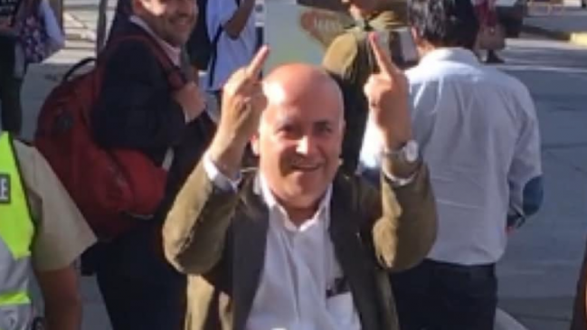 Diputado del FA denunció a Contraloría a alcalde que les paró el dedo a manifestantes