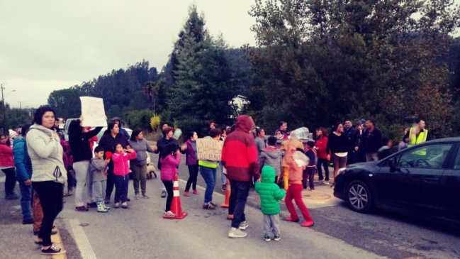 Valdivia: Vecinos de sector rural cortaron ruta a Los Lagos por problemas con el agua potable