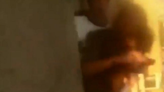 Graban impactante agresión a una mujer en la terraza de un edificio: Su hijo presenció el ataque