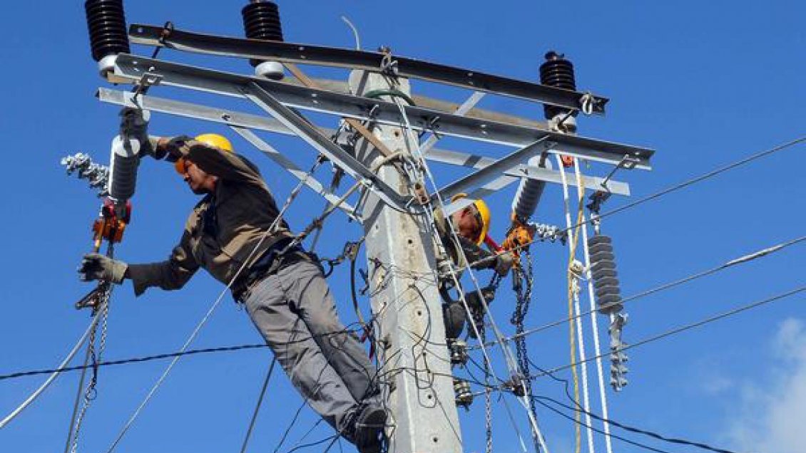 Punta Arenas: Trabajadores fueron agredidos al querer cortar conexión ilegal de luz