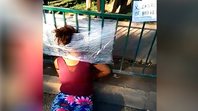 Vecinos amarraron con alusa a mujer acusada de robar un auto