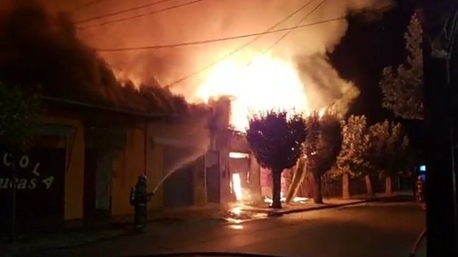Incendio afecta a locales comerciales en Curicó