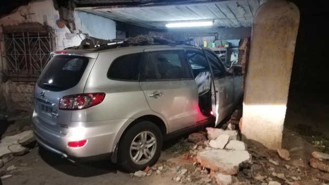 Estación Central: Auto terminó incrustado en una casa tras persecución policial
