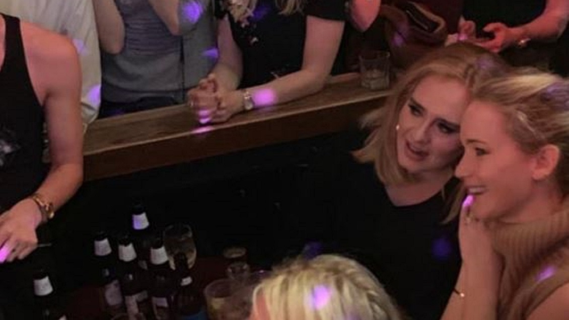 La divertida noche de fiesta de Adele y Jennifer Lawrence en un bar gay de Nueva York