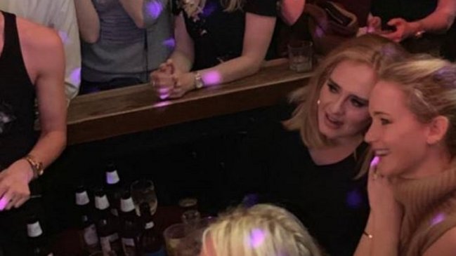 La divertida noche de fiesta de Adele y Jennifer Lawrence en un bar gay de Nueva York