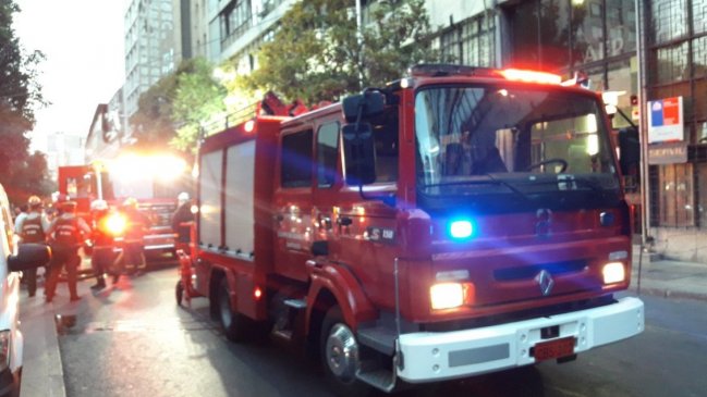 Incendio afectó al segundo piso del Serviu en Santiago