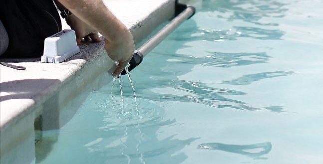 Hombre quedó en estado grave tras caer a una piscina en Quillota