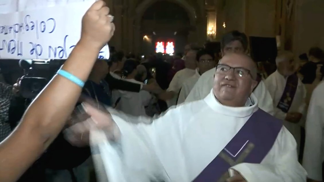 Religioso agresivo le da el primer dolor de cabeza a Celestino Aós en Santiago