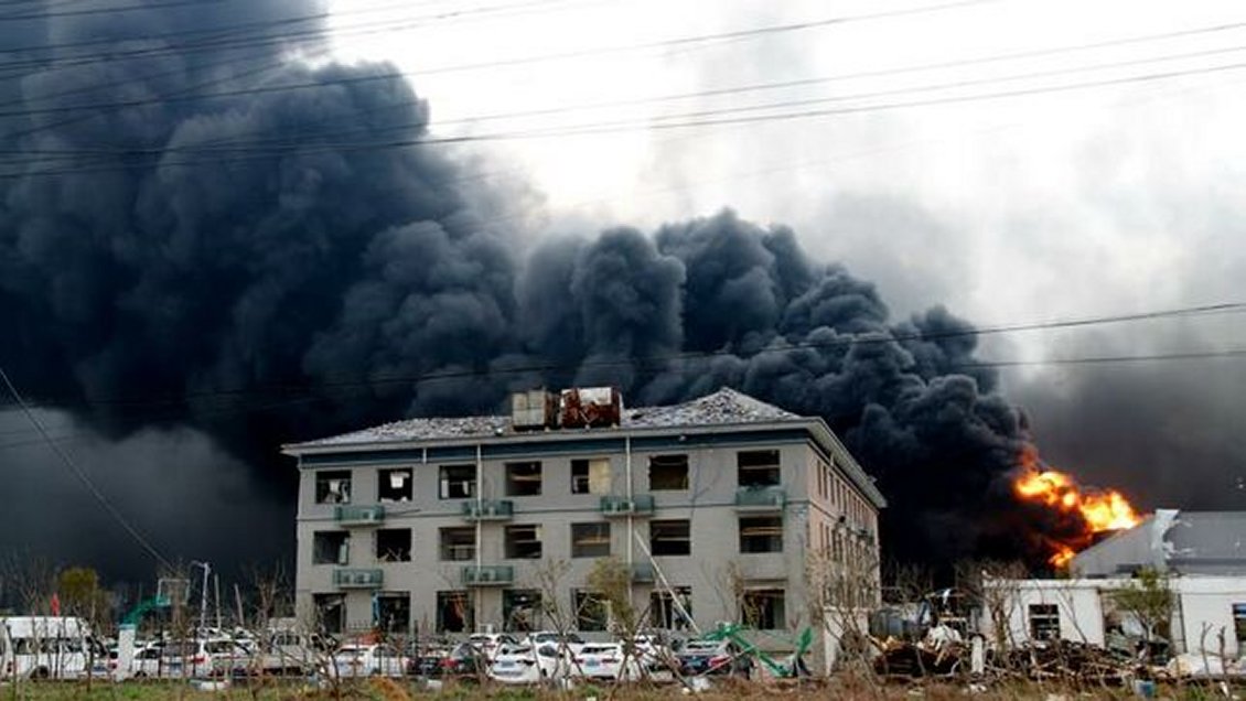 China revisa sus plantas químicas tras la explosión que causó 78 muertos