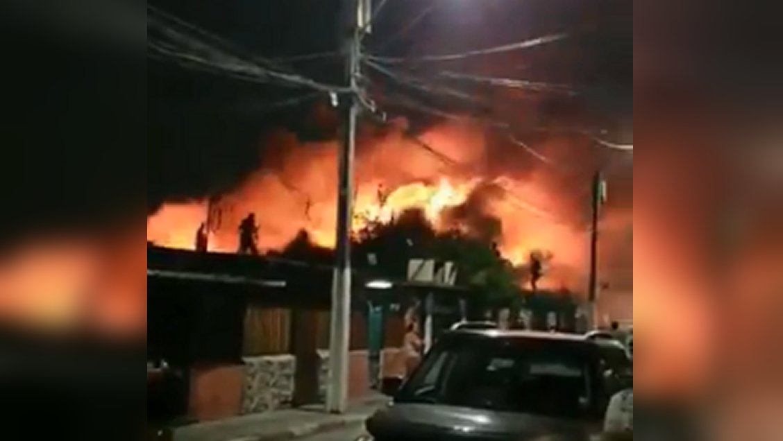 Incendio afectó a varias viviendas en La Legua Emergencia