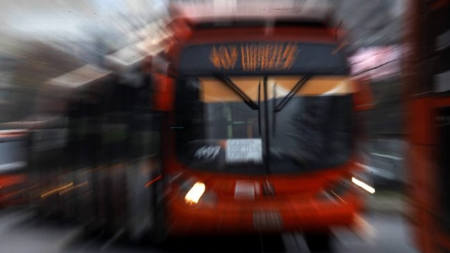 Caótico paradero en Providencia: Pasajeros reclaman por baja frecuencia de buses