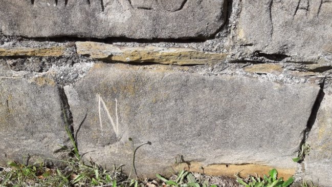 PDI detuvo a profesora que rayó histórico muro del Museo Castillo de Niebla