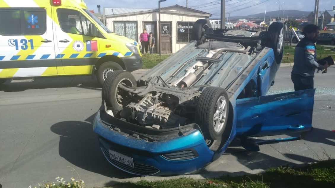 Punta Arenas: Conductor volcó su vehículo y salió sin ayuda