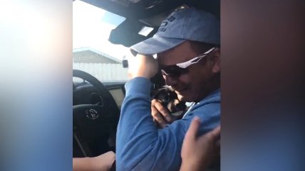 Hombre maduro y triste no soportó la dulzura de nuevo amigo-cachorro