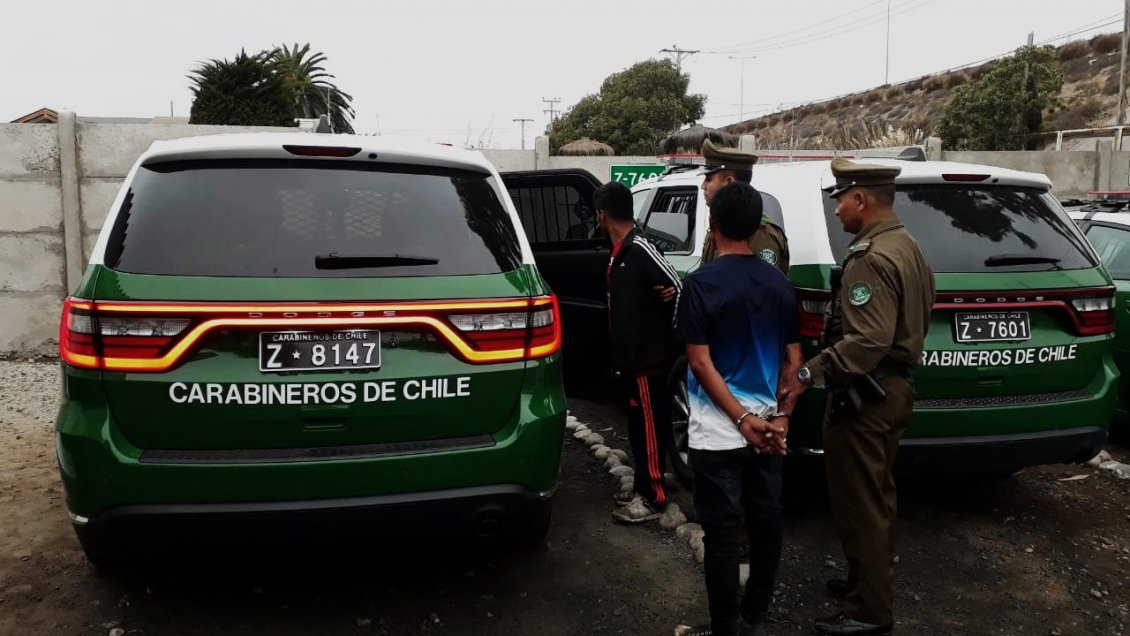 Ladrones entraron a robar con un carro de supermercado a un local de motos