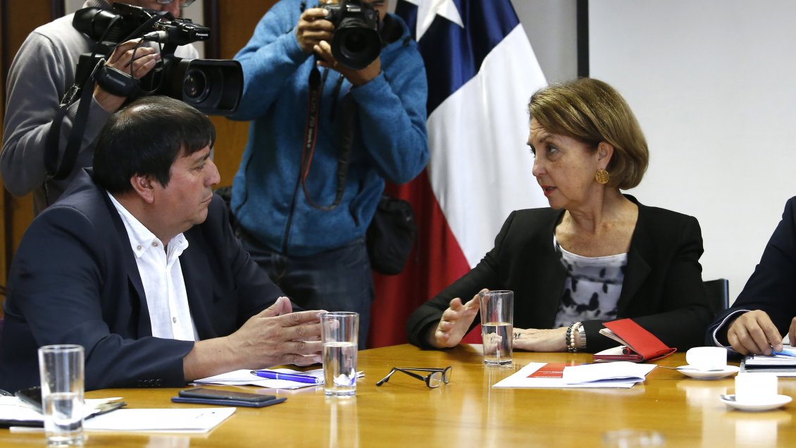 Ministra Hutt defiende expansión del Terminal 2 ante camioneros de Valparaíso