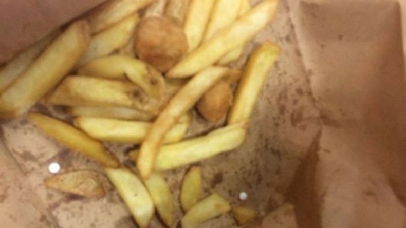 Papá compró comida rápida para su hija y encontró unas pastillas