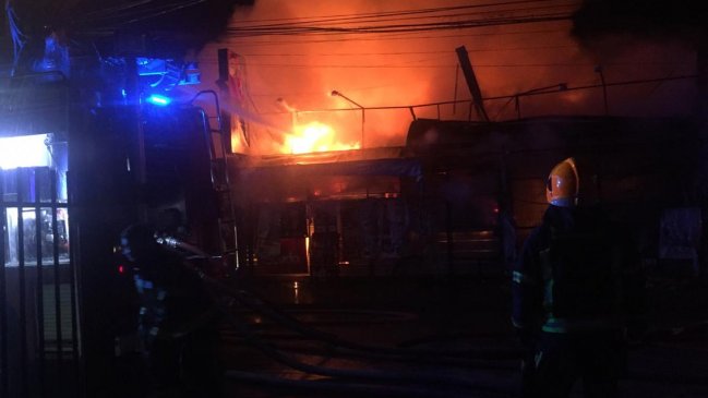 Incendio destruyó un almacén y una casa en Puerto Montt