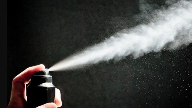 Hombre trató de esconder su hálito alcohólico con desodorante en spray