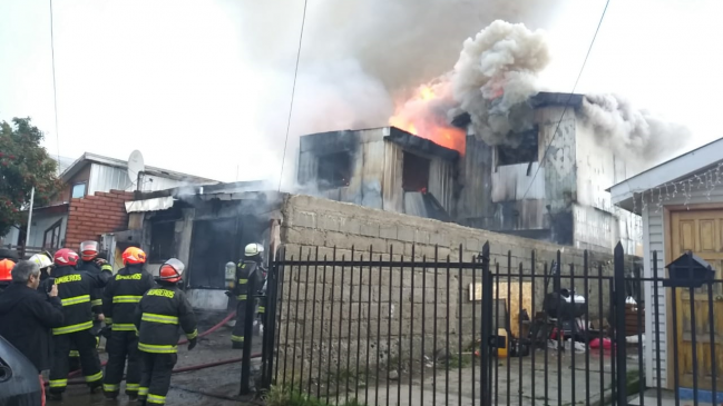 Incendio consumió dos viviendas y un vehículo en Punta Arenas