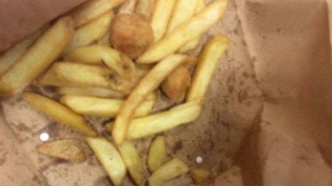 Papá compró comida rápida para su hija y encontró unas pastillas