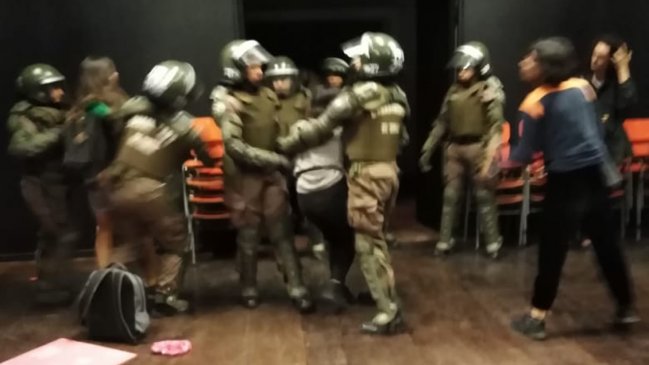 Carabineros desaloja toma en el Campus Oriente de la Universidad Católica