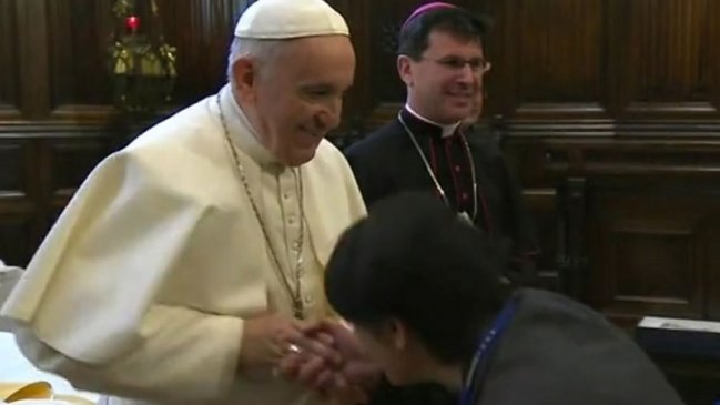 Papa explicó que no dejó besar su anillo para evitar difusión de gérmenes