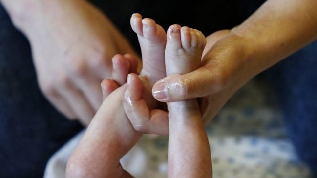 Mujer dio a luz a gemelos 26 días después de tener a su primer hijo