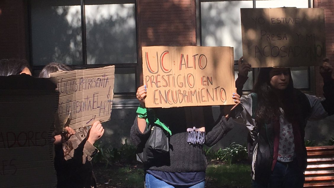 Estudiantes de la UC protestaron en silencio en inauguración de año académico