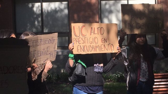 Estudiantes de la UC protestaron en silencio en inauguración de año académico