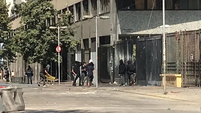 Estudiantes del Instituto Nacional se enfrentan con Carabineros en el Día del Joven Combatiente