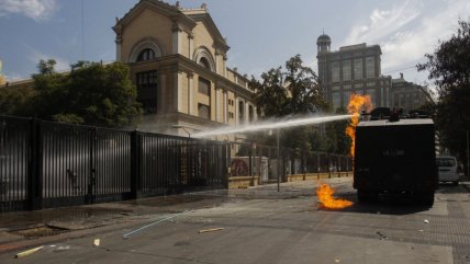  Alumnos del Instituto Nacional se enfrentan con Carabineros  