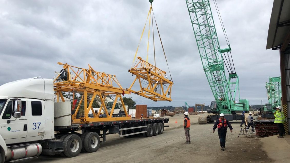 Chiloé: Descargan nueva maquinaria para el proyecto del Puente sobre el Canal de Chacao