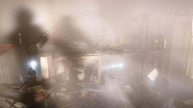 Incendio dejó tres viviendas quemadas en cerro Playa Ancha