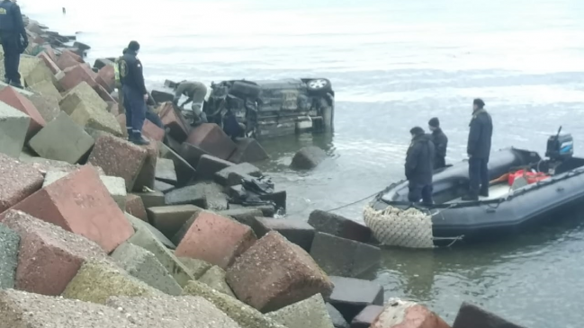 Vehículo robado terminó en el Estrecho de Magallanes tras volcamiento