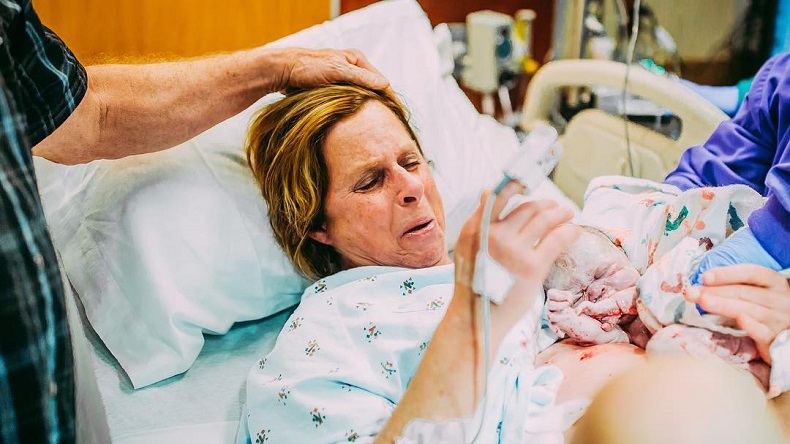 Mujer de 61 años dio a luz a su propia nieta para ayudar a su hijo gay