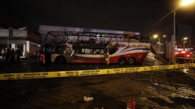 Al menos 16 muertos y siete heridos al incendiarse un autobús en Lima