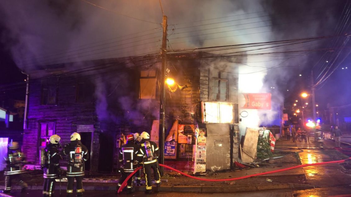 Puerto Montt: Dueña de local comercial incendiado acusa posible intencionalidad