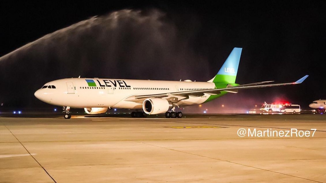 Nueva línea aérea conecta Santiago y Barcelona por 180 mil pesos