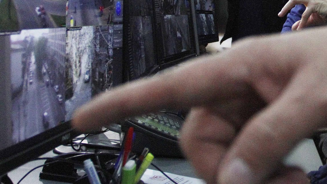 Habló mujer captada besándose por cámara de vigilancia: Me destruyeron a mí y a mi familia