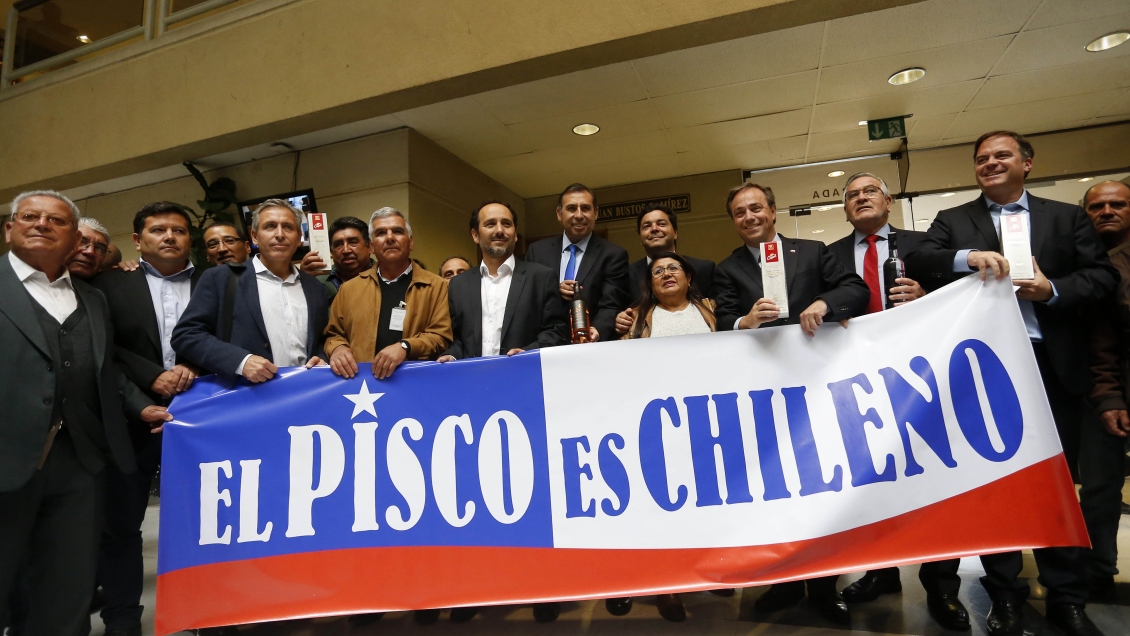 Diputados buscan prohibir el ingreso de pisco peruano a Chile